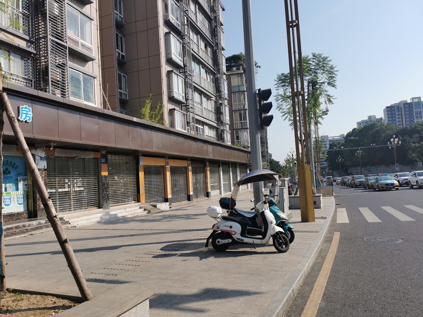 10月12日網(wǎng)絡(luò)拍賣(mài)南充陳壽路9間門(mén)面